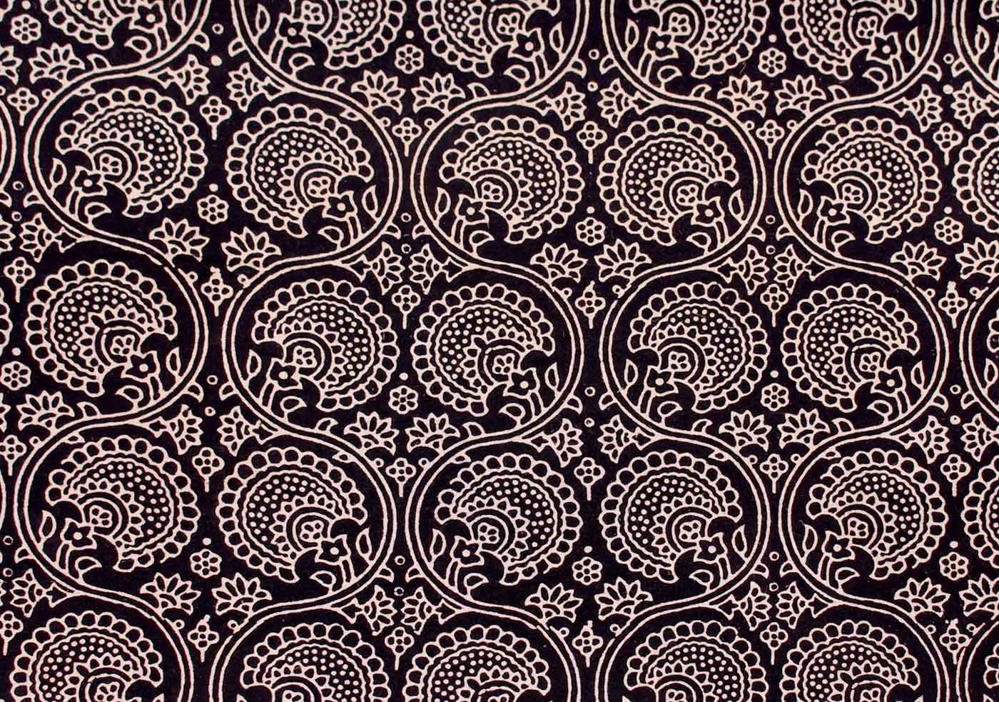 motif arabesque sur tissus noir et blanc