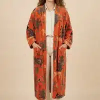 Kimono long en velours de coton imprimé orange brûle Amaya, porté ouvert avec poche-ÔTEZ Mode