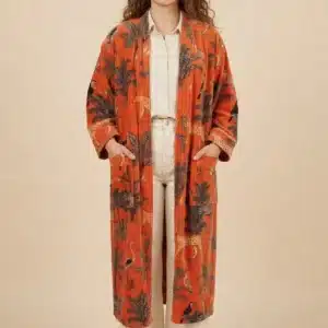 Kimono long en velours de coton imprimé orange brûle Amaya, porté ouvert avec poche-ÔTEZ Mode